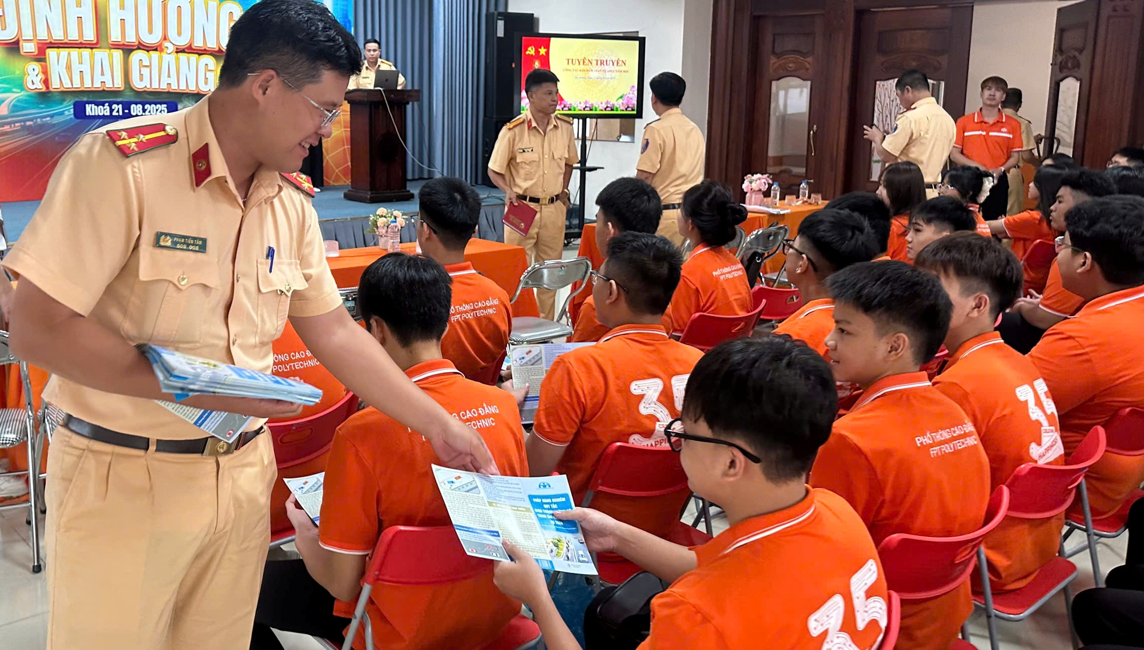 Phòng Cảnh sát giao thông tuyên truyền an toàn giao thông tại Trường Cao đẳng FPT Polytechnic